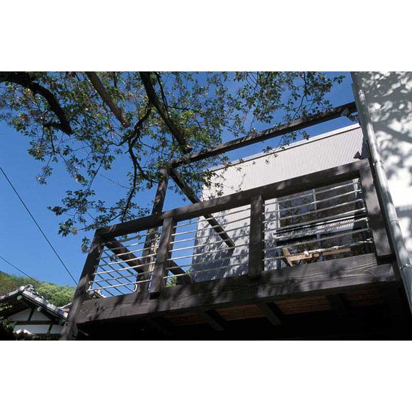 鎌倉に建つ家のデッキ