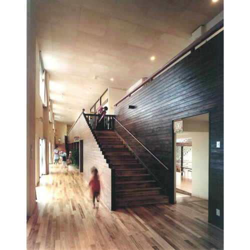 広々とした廊下とシックなデザイン階段